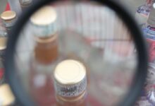 Corredores hospitalares lotados, leitos ocupados e equipes médicas em esforço ante casos graves de intoxicação em SP.