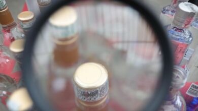 Corredores hospitalares lotados, leitos ocupados e equipes médicas em esforço ante casos graves de intoxicação em SP.