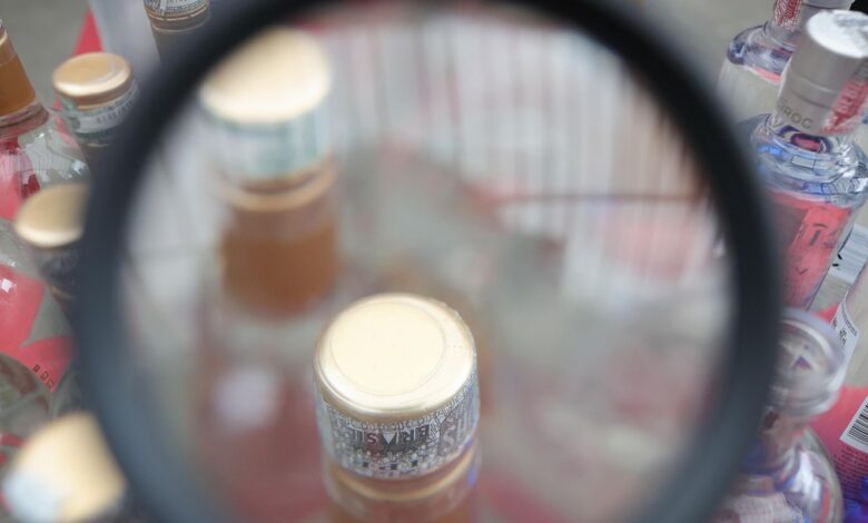 Corredores hospitalares lotados, leitos ocupados e equipes médicas em esforço ante casos graves de intoxicação em SP.